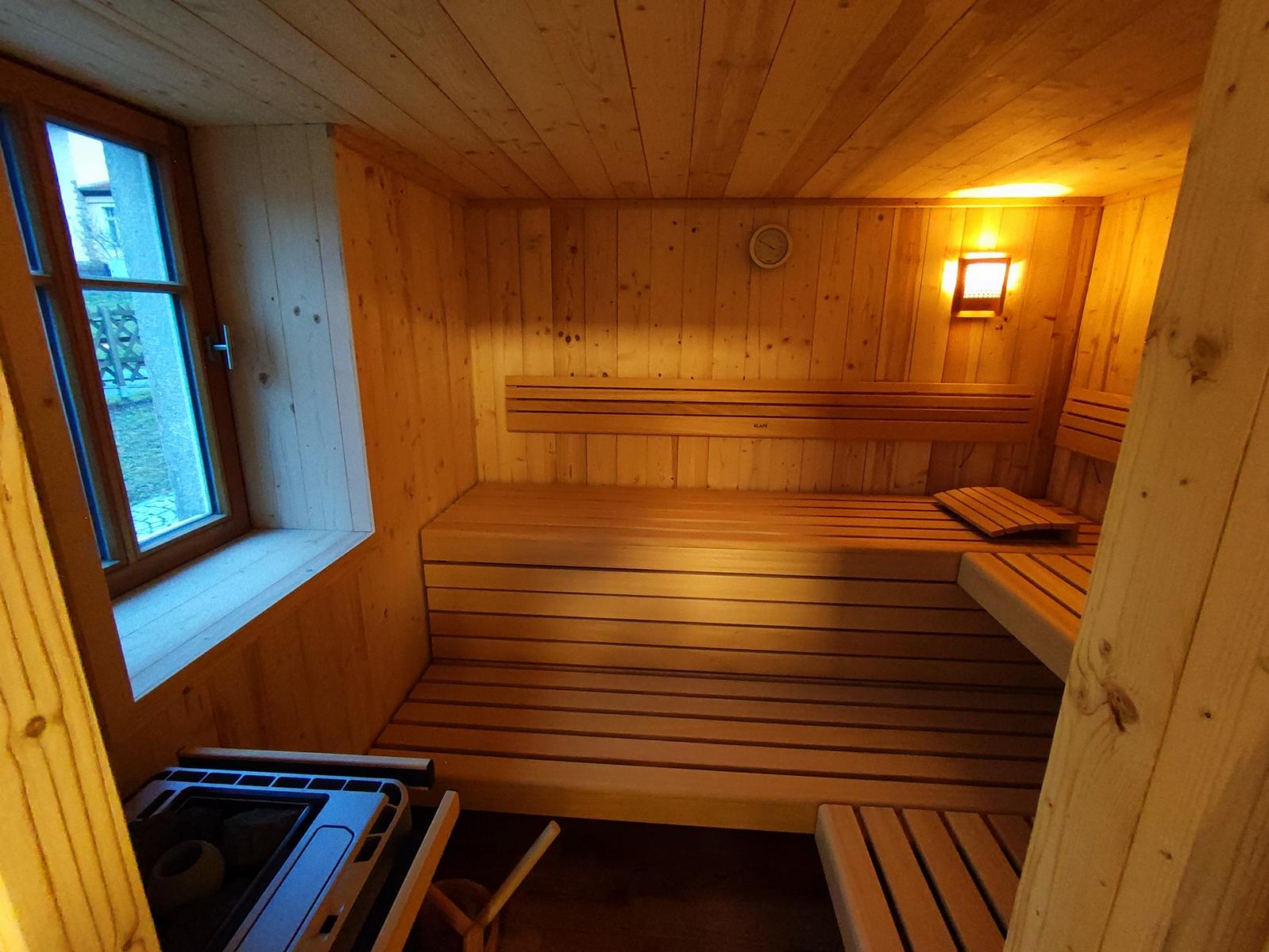 KLAFS Premium-Sauna im Ferienhaus Gebirgshäusl Oybin mit Bergblick